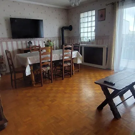 Dans Une Maison דירה *